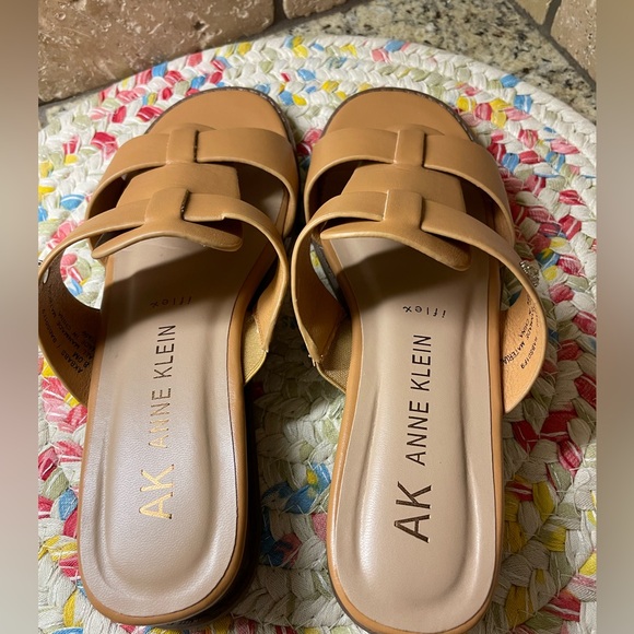 Anne Klein Tan leather slide sandal ( like brand new) Size 8 Med - Picture 2 of 7
